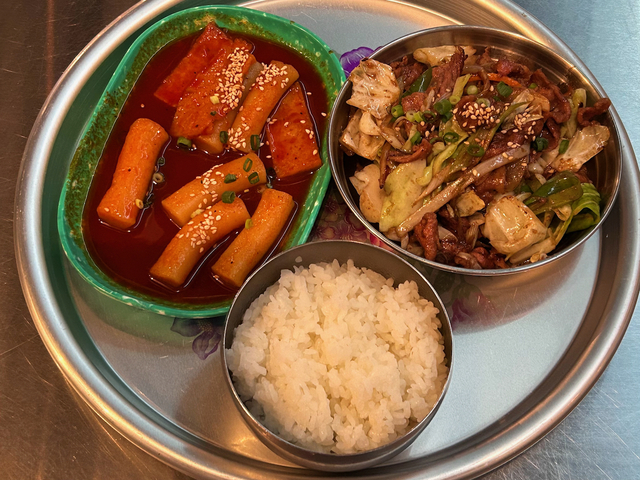 【モナミ食堂】スタッフが運んでくれる料理はこの３つだけ。ご飯とトッポギ（左）とプルコギ。しっかりとした味付けておいしかったです