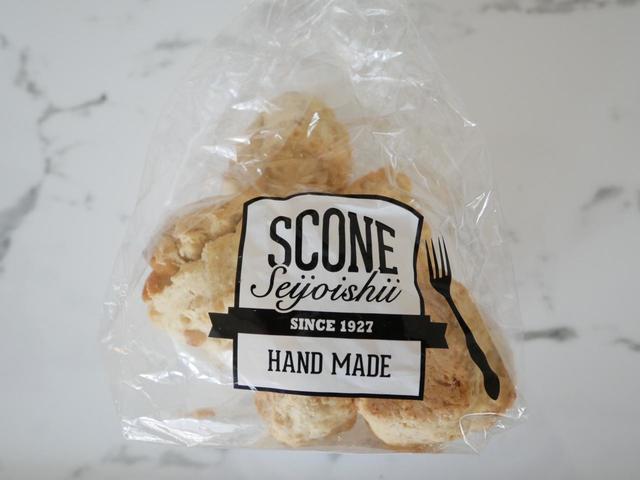 味変するなら蜂蜜をかけるのがおすすめ／成城石井自家製　カシューナッツの全粒粉スコーン　431円（税込）