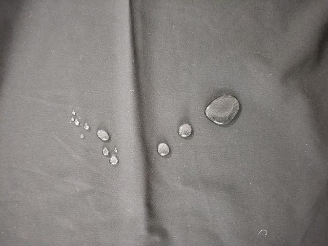 【ワークマン レディース撥水ストレッチワンピース】名前の通り撥水加工付き。水がかかってもしっかり弾き、生地に染みこみません!