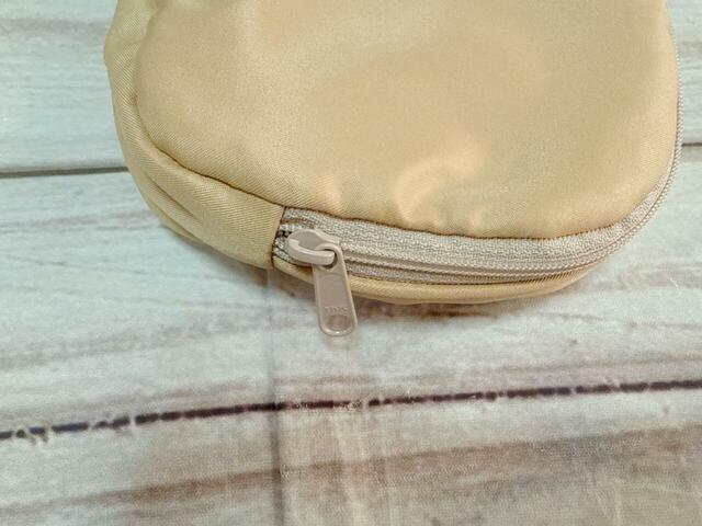 ファスナーで開閉する仕様