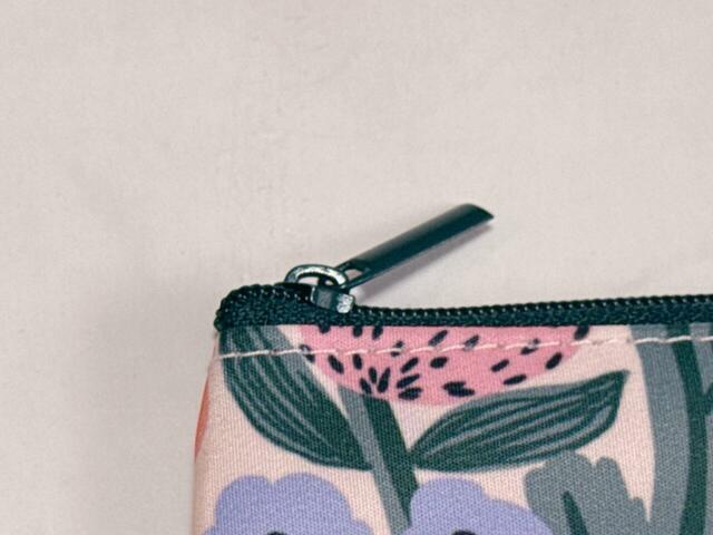 深みのあるグリーンのファスナーがアクセントに！全体の印象を引き締めてくれます