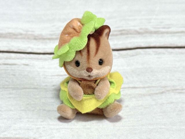 アルフィーはハンバーガーの衣装♪お座りポーズもキュートです！