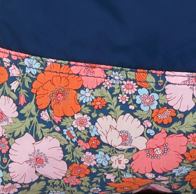 【紀ノ国屋 リバティプリント エコバッグ（全3柄）】ネイビーにはクラシカルな雰囲気を感じさせる「メドゥ・ソング（Meadow Song）」柄を採用