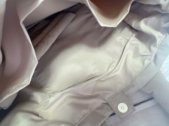 内側のフロント側には小さめサイズのポケットがひとつついています