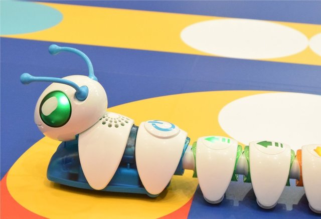 ゆっくり全身していくイモムシ君。直進している場合は、直進パーツと同じ色に目のLEDが光ります。