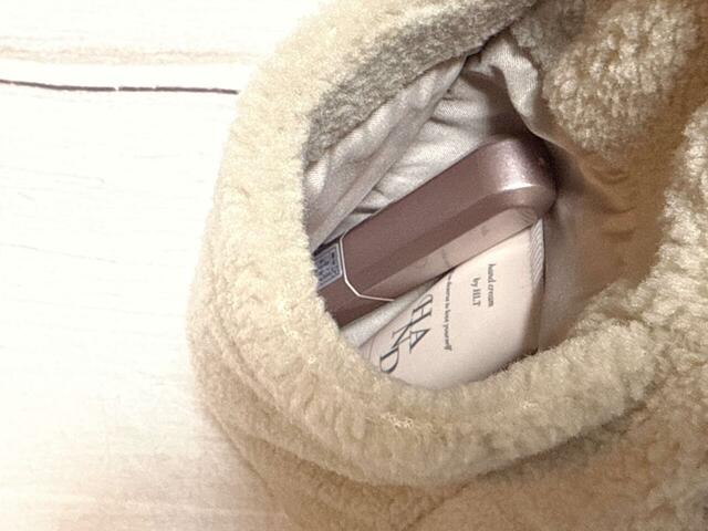 サイドのボトルホルダーにはヘアアイロンとハンドクリームを収納