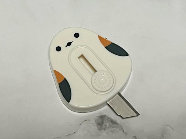 お腹のスライダーを動かすとカッターの刃が出てくる仕様