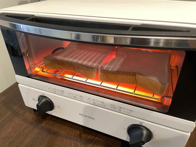 【アイリスオーヤマ オーブントースター】食パンを2枚焼いています