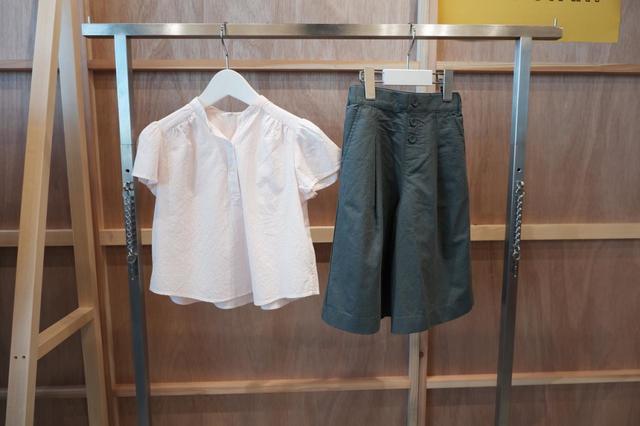GIRLS ストライプブラウス（半袖）￥1,500 、GIRLS リネンブレンドスカートパンツ ￥1,990 