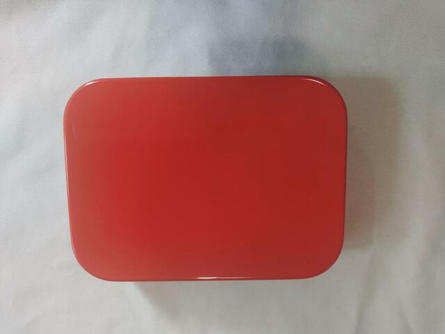 側面は無地の赤【ハローキティの缶ケース】