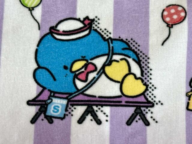 サムは横になってフェスを楽しんでいます。かわいい！