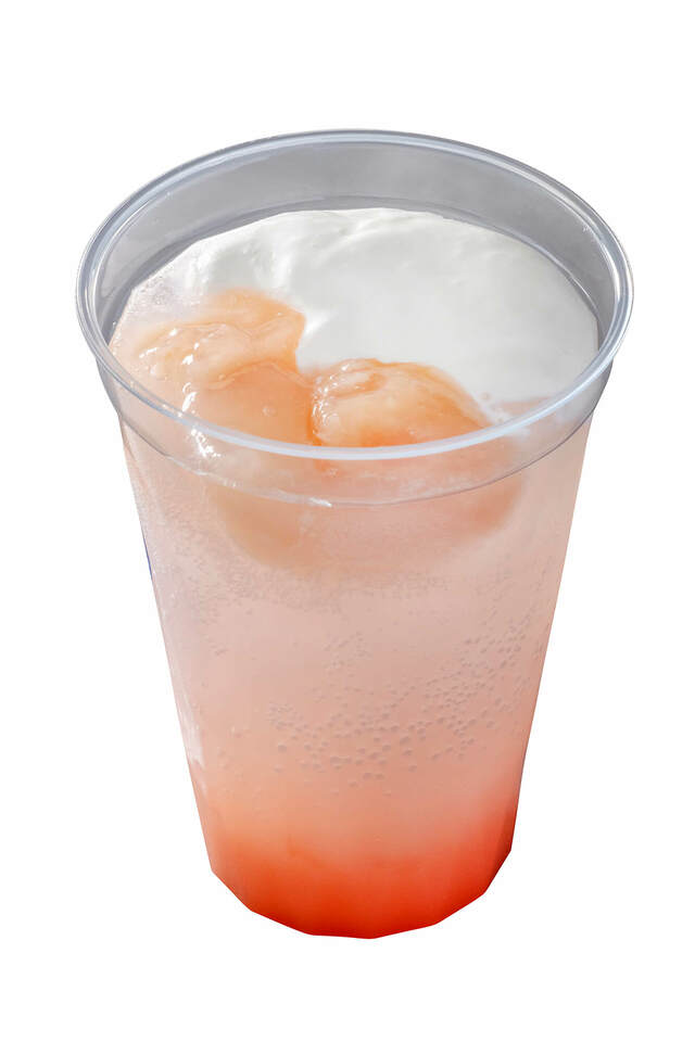 スパークリングカクテル(ジン、ピーチ、チーズホイップ) 780円｜東京ディズニーリゾート40周年“ドリームゴーラウンド”スペシャルメニュー