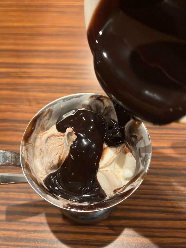残っていたチョコソースを注ぎ入れるのだが…