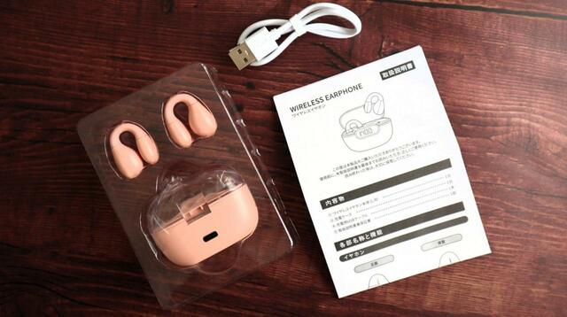 【3COINS オープンイヤーイヤカフイヤホン】本体、ケース、充電ケーブル、取扱説明書が入っています