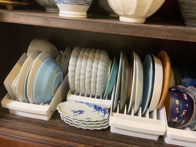 【ニトリ トトノシリーズ使用後】ミニサイズは奥行きが狭く、手前に少しスペースができるため、小皿を数枚重ねて手前に置いてみました