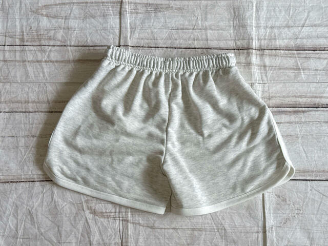 背面は装飾がないシンプルなデザイン