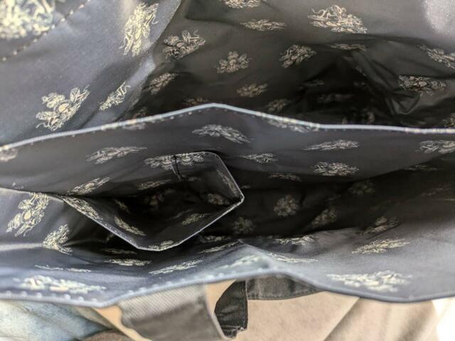 手前のところに水筒やペットボトル、傘などを縦に収納できます