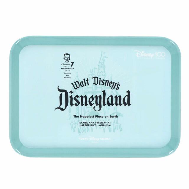 トレー 1,600円｜サイズ：縦約20×横約27cm｜東京ディズニーリゾート「ディズニー100」グッズ｜販売店舗：東京ディズニーランド「ギャグファクトリー/ファイブ・アンド・ダイム」、東京ディズニーシー「エンポーリオ」｜発売日：2023年2月2日（木）