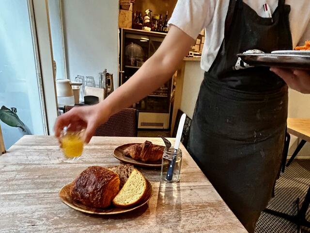 【カタネカフェ】パンの後、「小さなジュース」がはこばれてきました