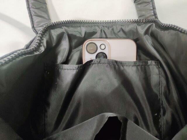 携帯が入るくらいの大きさ