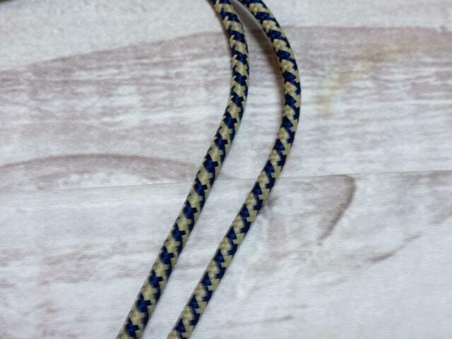 ネイビー×ベージュのストライプ柄が大人っぽく、どんなコーデにもなじみやすいデザイン