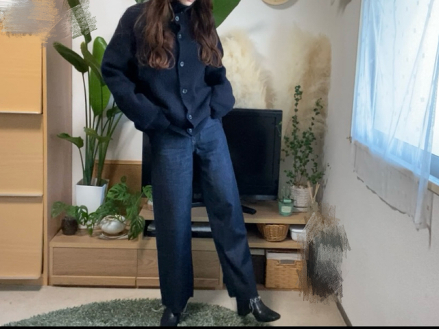 【UNIQLO　ワイドストレートジーンズ】オーバーニットと合わせてメンズライクなゆるコーデ◎