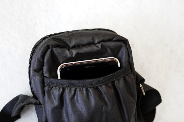 スマホをサッと取り出せる背面のポケット