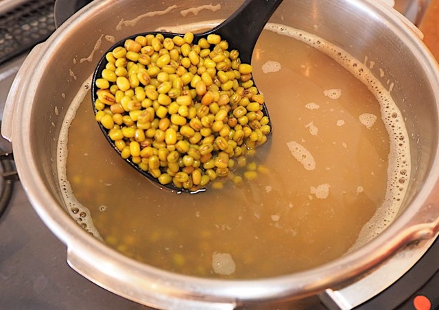 緑豆は洗ってから圧力鍋に入れ、かぶるくらいの水で煮る。柔らかくなったら緑豆の６〜７割ほどに当たる砂糖を加えて煮詰める