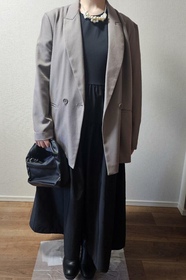 【coca　シルキータッチドッキングギャザーワンピース】きれいめジャケットとブーツ、パール風の小物を合わせてみました。フォーマル寄りのコーディネートにもぴったり！