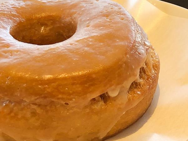 【スターバックス シュガードーナツ】つやつやのアイシングがたっぷりかかっていて美味しそうです