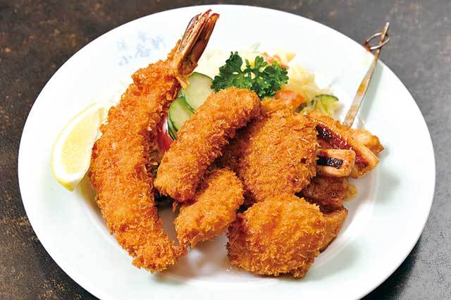 ＜創業1912年（明治45）＞小春軒（人形町） 特製盛り合わせ 1400円 魚介フライや一口カツ、コロッケなどがのった豪華版。