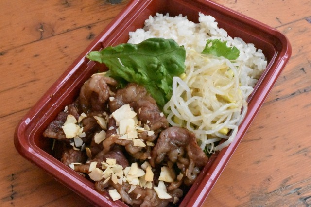 シャキシャキのもやしナムルもにんにくが効いている