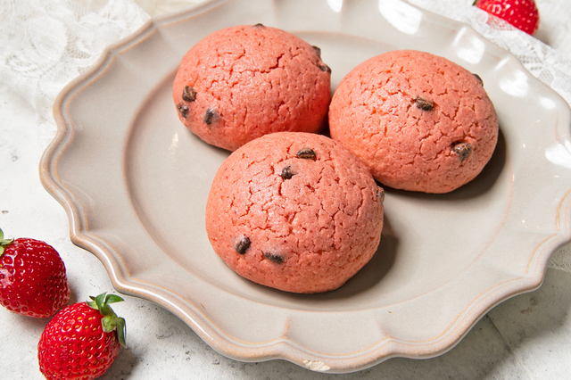 「ストロベリーチョコチップメロンパン」<期間:2026年1月30日~>【神戸ランチにおすすめ♪「TOOTH TOOTH FISH IN THE FOREST」の自家製パン食べ放題ランチに“いちご×チョコパン”登場!】