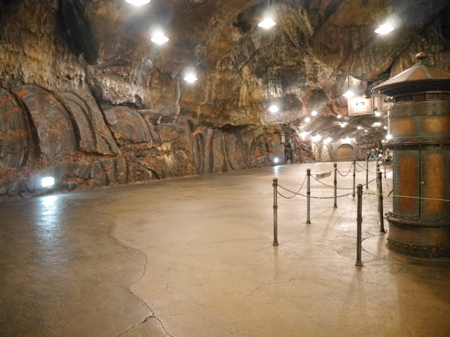 クローズ中で人通りの少ないセンター・オブ・ジ・アース前。©Disney