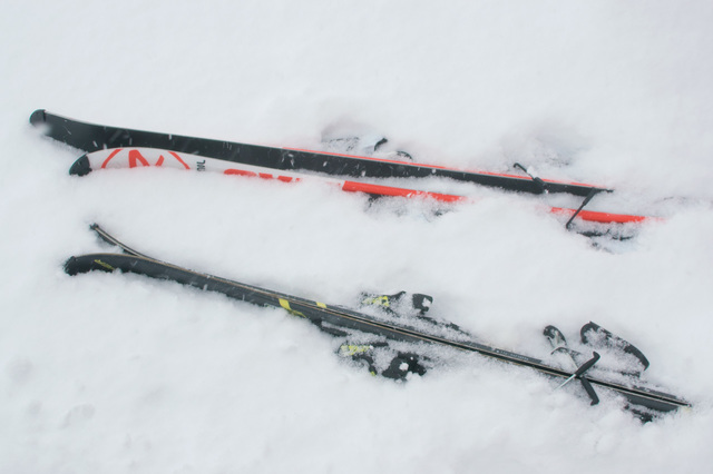 スキー板を置いただけで、こんなに埋まるほどの、ふかふか新雪。ファーストトラックへいざ!｜かぐらスキー場