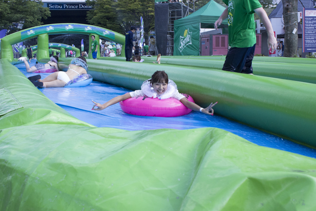スライドザシティーに参加した水着美女たち