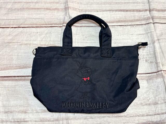 ショルダーストラップを外して手持ちやハンドバッグ風にも持てます