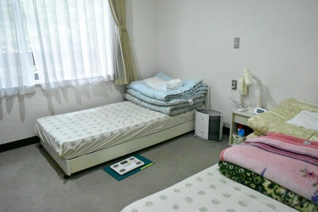 病室みたいなスッキリした部屋