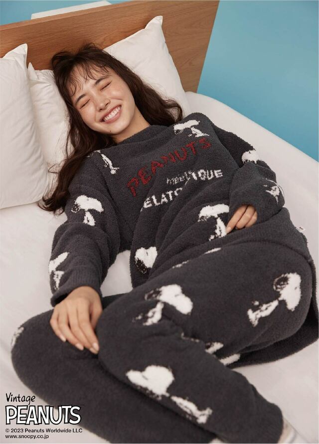 【PEANUTS meets GELATO PIQUE】'パウダー'総柄ジャガードプルオーバー ￥7,480'パウダー'総柄ジャガードロングパンツ ￥7,480カラー：アイボリー/ダークグレー/ピンクサイズ：フリー