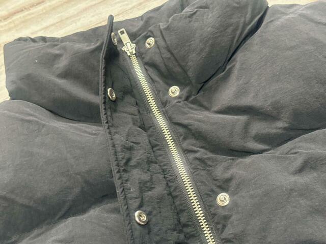 ファスナーとスナップボタン付き