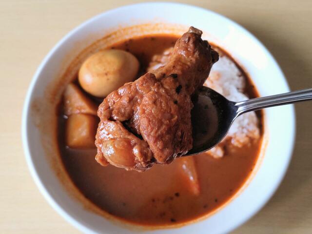 【新宿中村屋 スープカリー 1.6kg(320g×5袋) 1868円】骨付き手羽元は、ホロッと崩れる柔らかさ