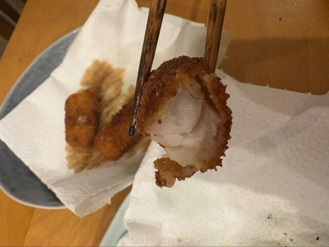 【コストコ THE ULTIMATE FISHSTICK】カリッとした衣の中から、ふんわりした白身がほぐれていく感じがたまらない。衣の香ばしさと魚のやさしい甘みがバランスよく、ソースをかけなくても十分おいしいタイプ！