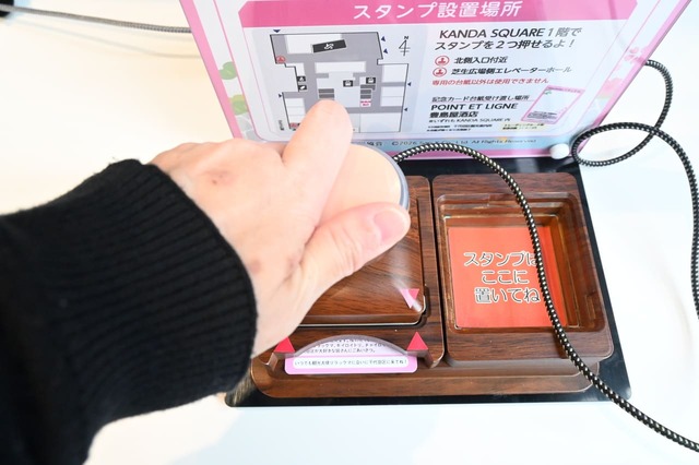 【デザインマンホール設置記念リラックマスタンプラリー】スタンプを押します。全部で6か所。押すときの「音」にも注目です。