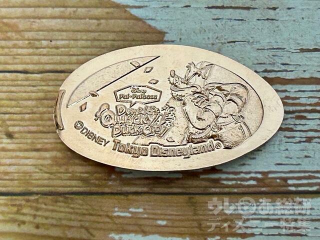 スーベニアメダル/「ドナルドのクワッキー・ダックシティ」ピートのデザイン（撮影：園浦しゅう）