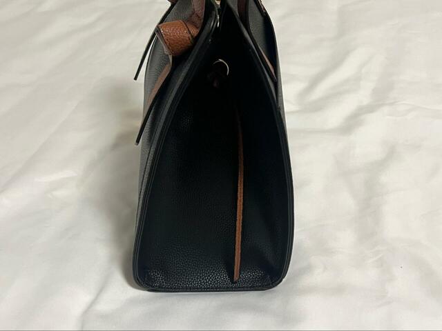 【GLOBAL WORK スペ軽変形3WAY BAG】サイズは幅17cm×奥行12cm×高さ24cm。側面から見ると三角のような底面が広いデザイン