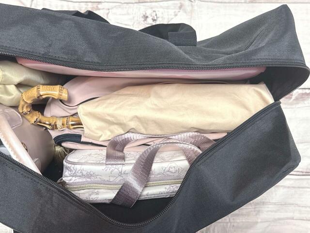 大きめサイズの折りたたみの晴雨兼用傘もラクラク収納できます