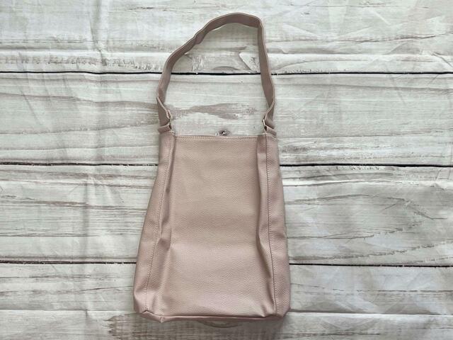 バックもシボ感のあるフェイクレザー調の生地です『Her lip to 5th Anniversary Book One Handle Bag ver.Her lip to』小嶋陽菜完全監修「ハーリップトゥ」One Handle Bag（ワンハンドルバッグ）価格：3,289円（税込）