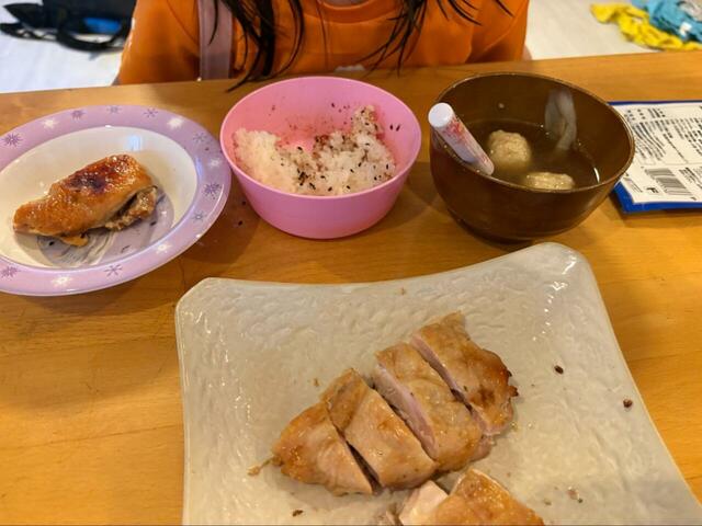 【コストコ 国産鶏ももの塩麹グリル】ご飯とお味噌汁を添えれば、あっという間に食卓の主役に◎