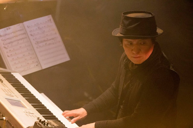 「MORRIE Solo Live 2015 “HARD CORE REVERIES”2DAYS」　秦野猛行（Key）　　撮影・大島康一 