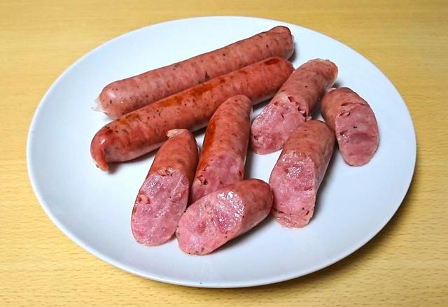 【セントラルキッチン　サルシッチャ ポークガーリックソーセージ（フランクフルト）　720g（8本）　1278円】開封した瞬間からニンニクの香りが広がる